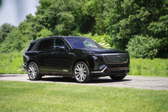 Typisch für Cadillac: polierte 22-Zoll-Räder und dunkel getönte Scheiben. (Bild: Cadillac)